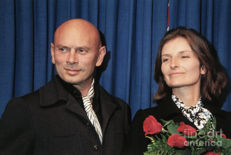 yul-brynner-smiling-with-his-wife-bettmann